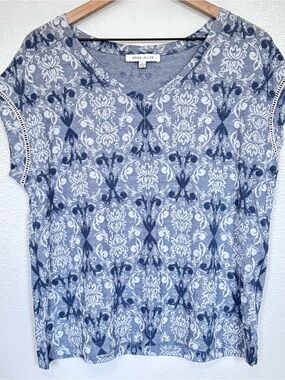 Rose + Olive Blue White Textured Floral Print Top Size XL Soft Stretch